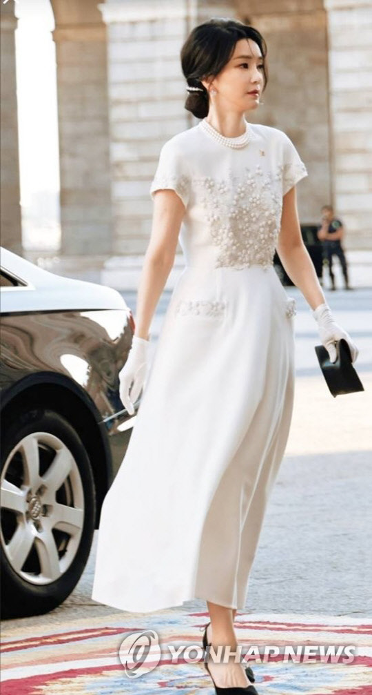 윤석열 대통령 부인 김건희 여사가 지난 6월 28일(현지시간) 스페인 마드리드 왕궁에서 열린 펠리페 6세 스페인 국왕 내외 주최 만찬에 입장하고 있다.<연합뉴스>